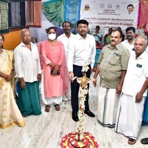 சிறப்பு கைத்தறி கண்காட்சி மற்றும் விற்பனை முகாமினை மாவட்ட ஆட்சித்தலைவர்  குத்துவிளக்கேற்றி துவக்கம்!