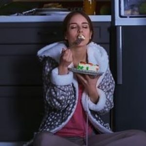 Late-Night Eating: How It Affects Your Liver and Sleep Health