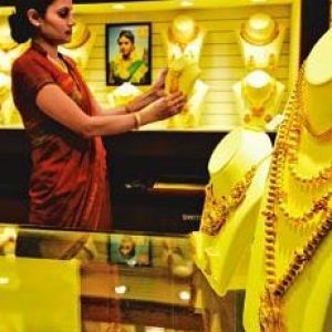 Gold Price Drops by Rs 4,640 per Sovereign Today; Silver Falls Rs 20,000 per Kg