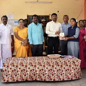 திருவண்ணாமலை நகராட்சி பெண்கள் மேல்நிலைப் பள்ளியில் நடப்பாண்டிற்கான பாட புத்தகங்களை மாவட்ட ஆட்சியர் வழங்கினார்!